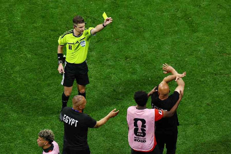 Egypt vs Argentina coach receiving card